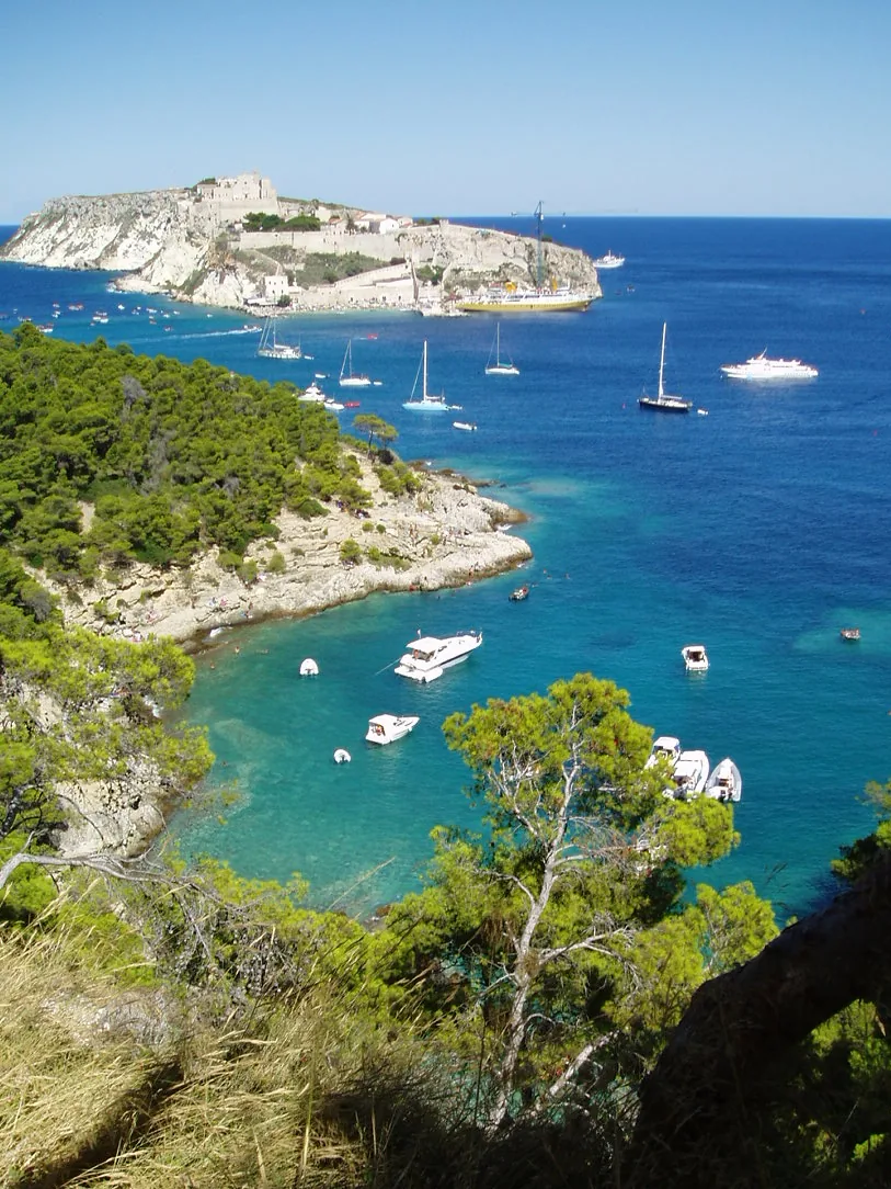 Veduta di Cala Spido e isola di San Nicola