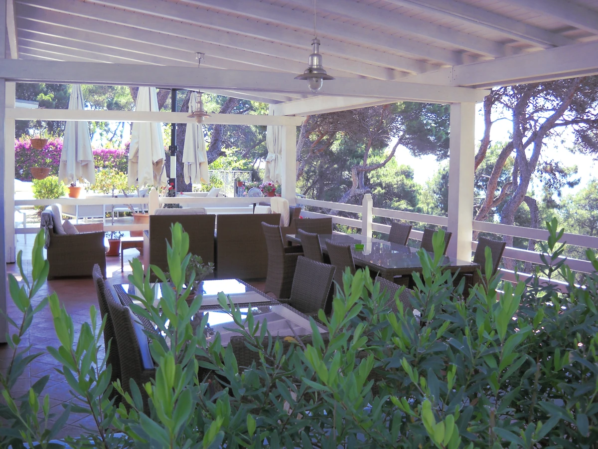 Spazio per la colazione all'aperto dell'Hotel La Vela